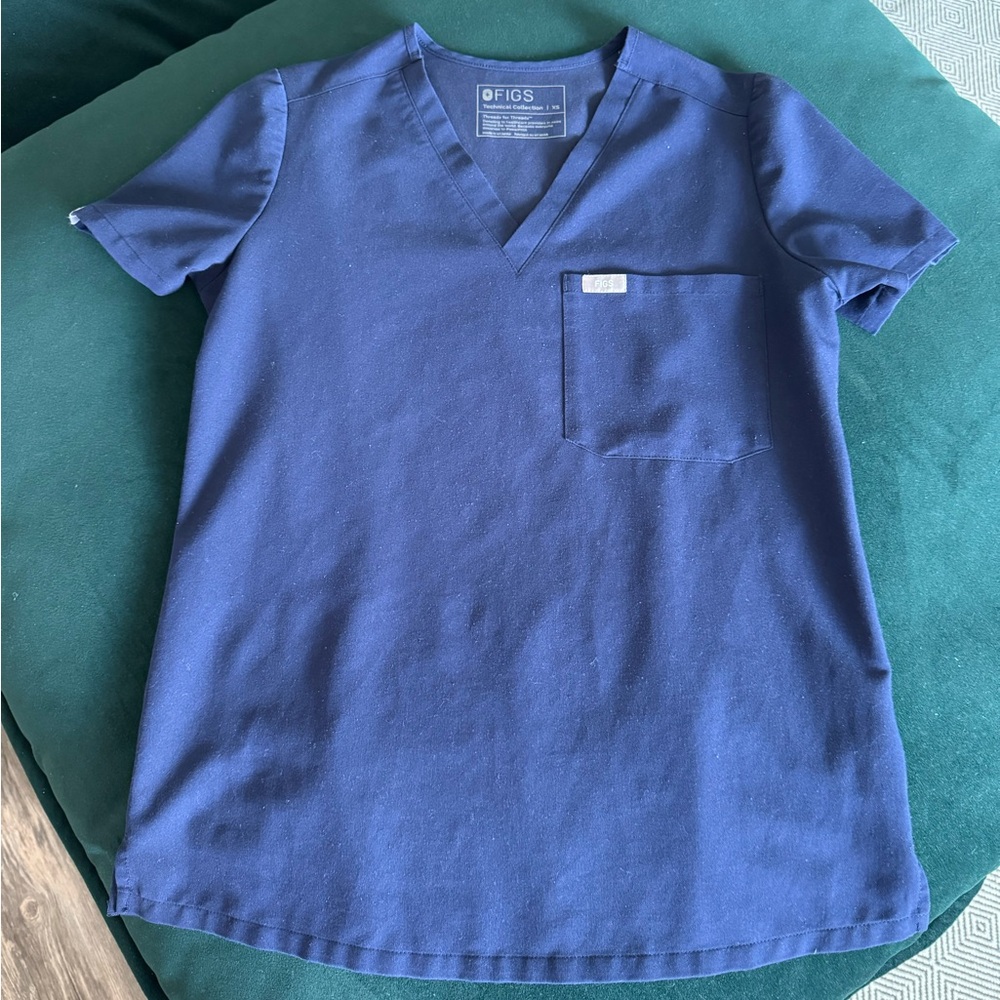 Figs scrub top